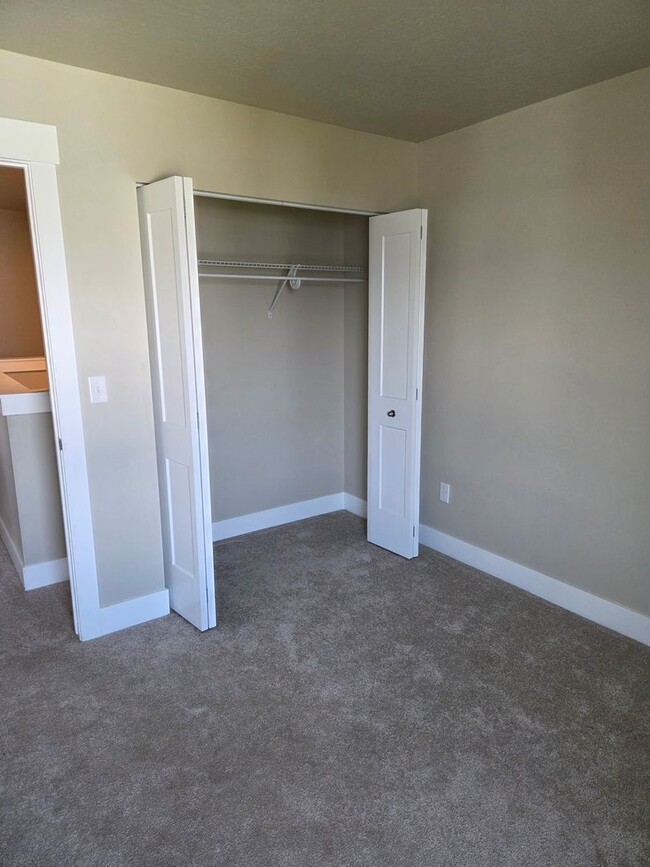 Building Photo - 3 Bed 2.5 Bath Townhome | Peaceful Locatio...