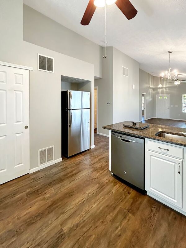 Foto del edificio - 5321 Miramar Dr