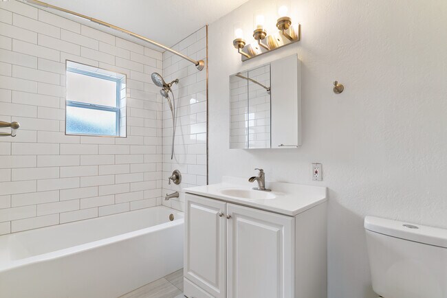 Baño principal - 175 N 10th Ave
