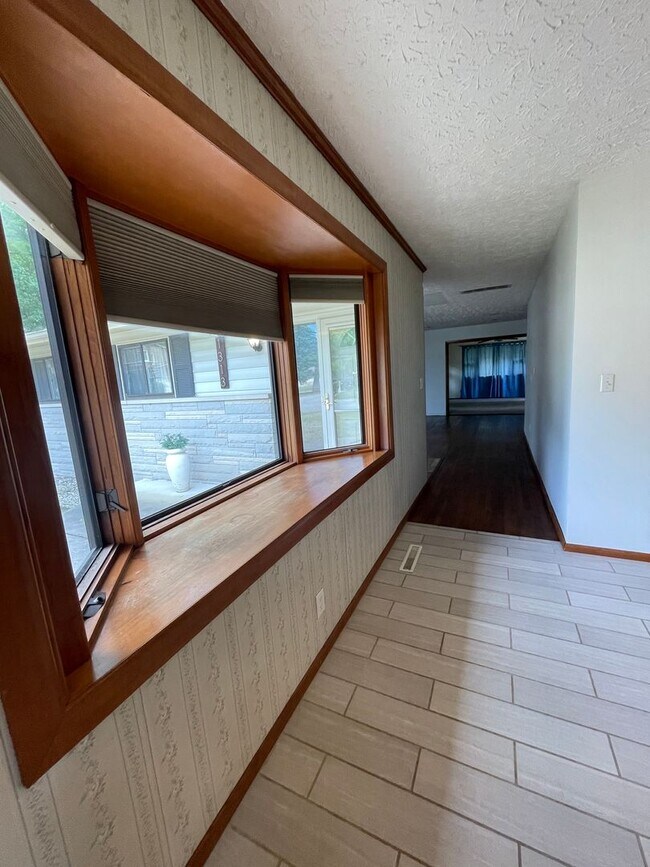 Building Photo - 1313 Warren Dr