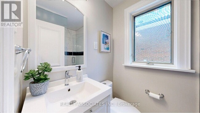 Building Photo - 60 Beacham Crescent
