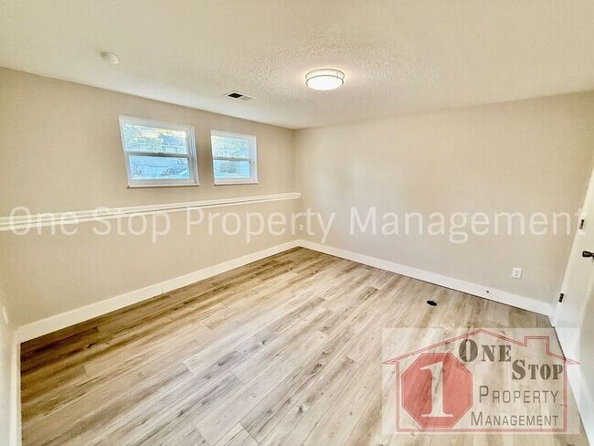 Foto del edificio - 4-Bedroom, 2.5-Bathroom home in Independence