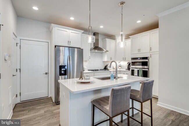 Building Photo - MOVE-IN READY TOWNHOUSE-STYLE CONDO IN ASHBURN