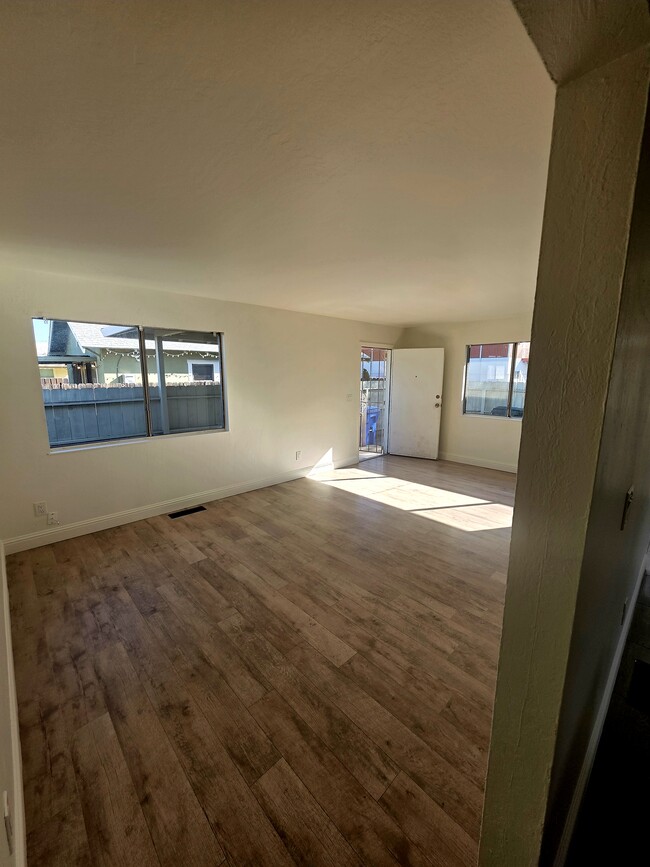 Building Photo - 327 N Lincoln Ave