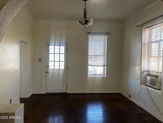 Foto del edificio - 823 E 17th St