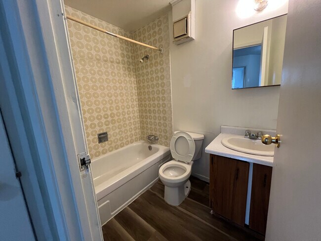 Photo du bâtiment - 2 Bedroom 1 Bath Upper Level Apartment available in Mississauga