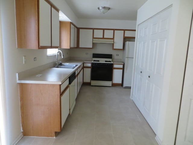 Building Photo - 880 Teasel Ln