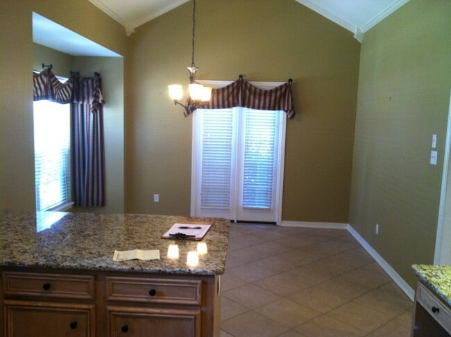 Building Photo - ACADIANA PLACE... Minutes to LSUS