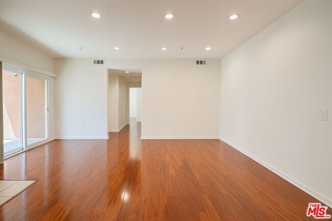 Foto del edificio - 12132 Hart St