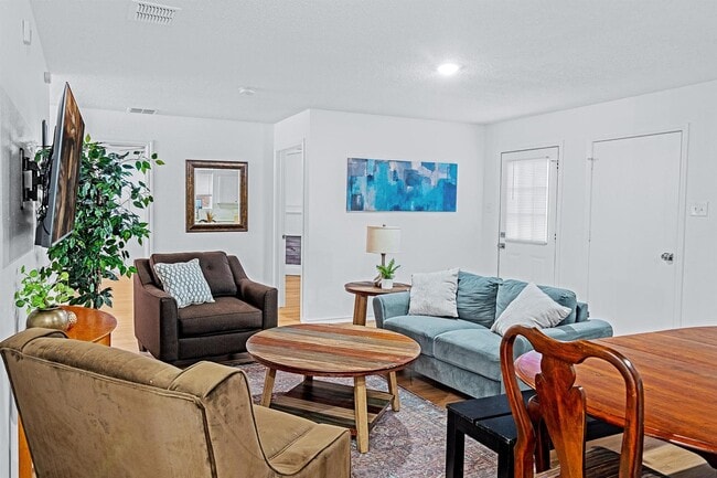 Foto del edificio - 1504 Honey Bee Ln