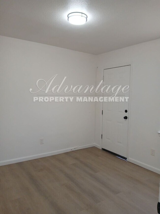 Foto del edificio - Freshly Updated 2 Bedroom 1 Bath | 1st Mon...