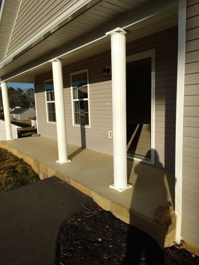 Building Photo - Now available 3 Bedroom 2 Bath Single Family Home - White Pine, TN