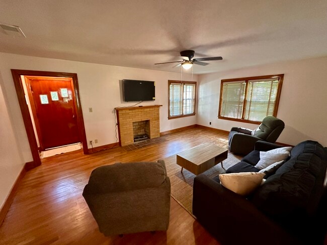 Foto del edificio - 47 Brentwood Dr