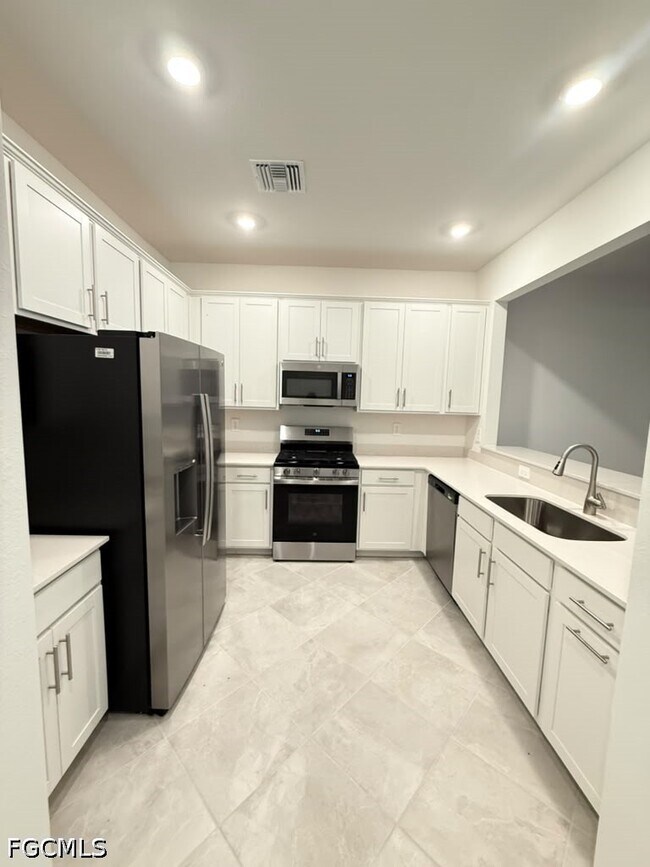 Foto del edificio - 14844 Bluewater Rd