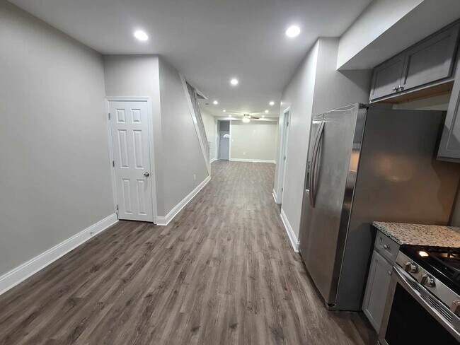 Building Photo - 3 Bedroom Townhouse in pigtown