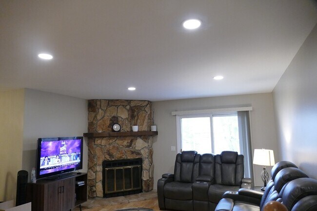 Building Photo - 637 Dana Ct