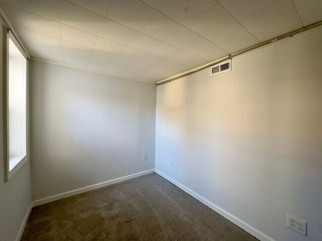 Foto del edificio - 3 Bedroom/1 Bathroom Apartment in Parkville, MD