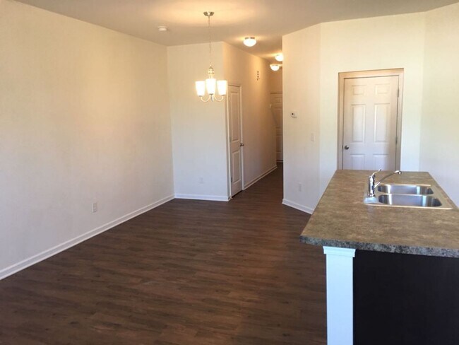 Foto del edificio - Two Story Townhome