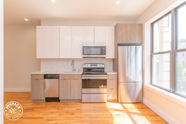 Building Photo - 1671 Lincoln Pl