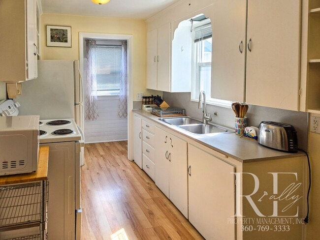 Building Photo - Furnished Cozy 1-Bd Near PSNS