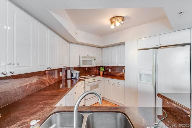 Building Photo - 1800 Sunset Harbour Dr