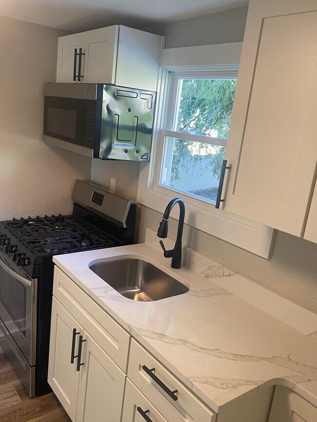 Foto del edificio - SUPER CUTE 1 BEDROOM/1 BATH HOME IN NORTH IRWIN - MOVE IN READY!!