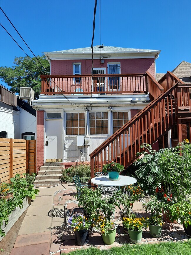 Parte trasera de la casa con terraza orientada al oeste. - 1743 N Clarkson St