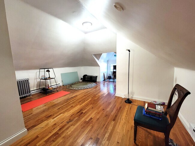 Building Photo - 11 Monponset St