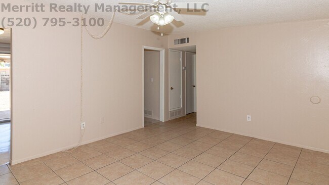 Building Photo - 3 bedroom house with 2 bathrooms, includes...