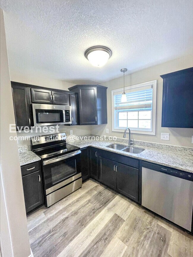 Foto del edificio - 3 Bed, 2.5 Bath Home with Garage / Pet-Fri...