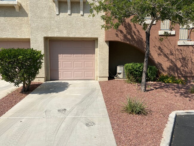 Foto del edificio - Summerlin!!! Gated!! Downstairs unit!! Tan...