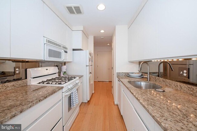 Foto del edificio - 1637 Oakwood Dr