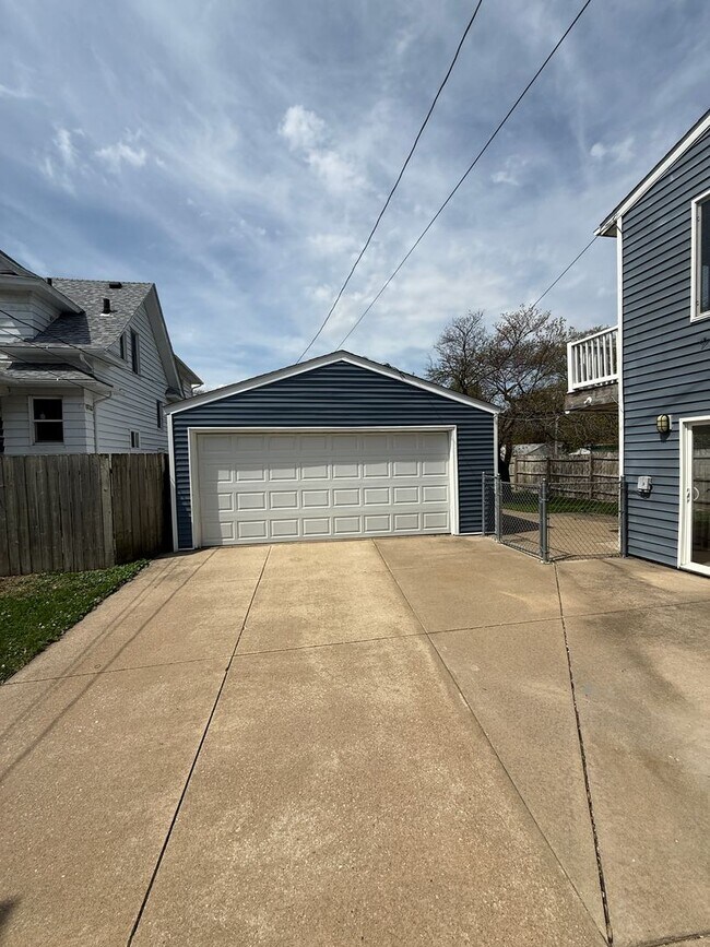 Building Photo - For Rent: Spacious 4-Bedroom Home in Moline, IL – $1,750/month