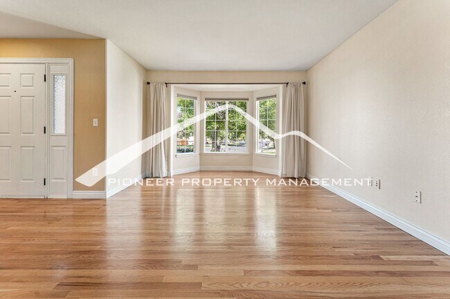 Foto del edificio - Spacious Home with Fenced Yard and Central AC