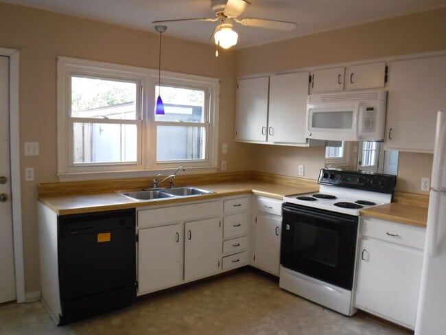 Building Photo - 203 Persse St