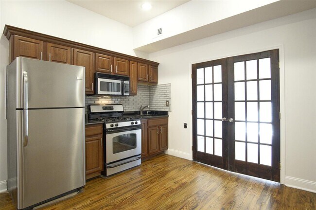 Building Photo - 356 Varick St