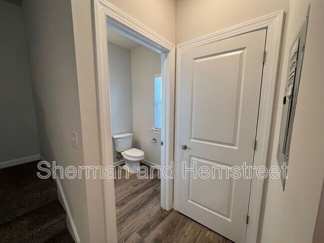 Foto del edificio - 7058 Hummingbird Dr