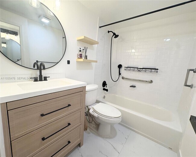 Foto del edificio - 8826 W McNab Rd