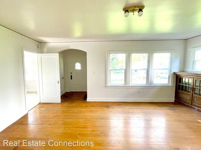 Building Photo - 3 br, 2 bath House - 670 W. 10th Avenue