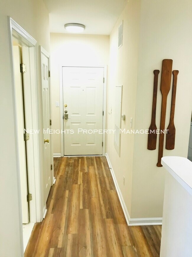 Building Photo - 1600 Long Grove Dr