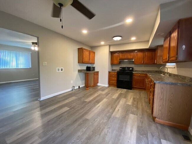 Foto del edificio - Welcome to this charming 2-bedroom, 1-bathroom ranch style home located in Springfield, OH+