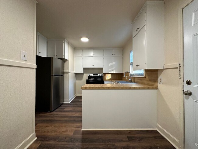 Foto del edificio - Beautiful Remodeled Home - 2 Bed, 1 Bath, ...