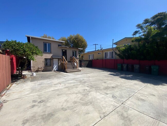 Foto del edificio - Single Family Home with Front Yard, Back Y...