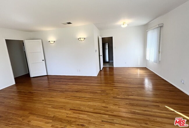 Foto del edificio - 14013 Addison St
