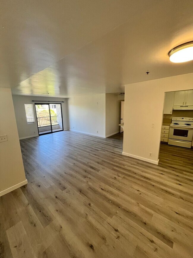 Building Photo - Move-In Ready 2-Bed Condo with Upgrades & ...