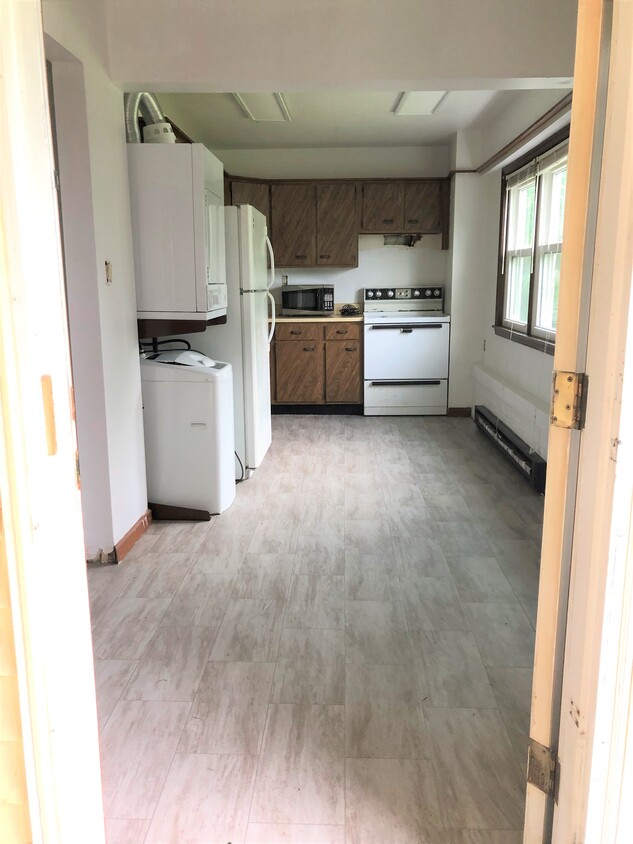 Entry + Kitchen - 906 N West St
