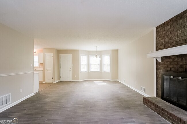 Foto del edificio - 2440 Hillboro Cir S W