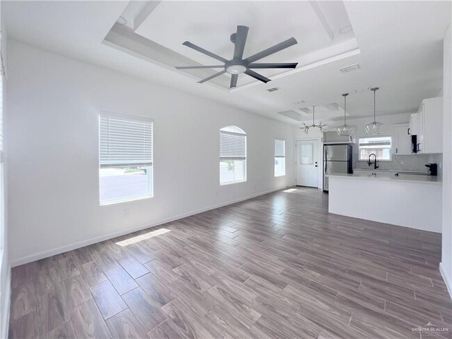 Building Photo - 19 W Woodson Dr