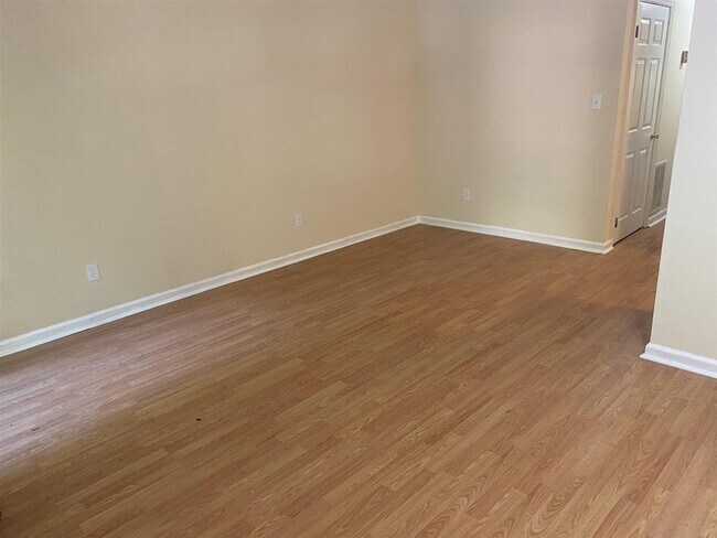 Building Photo - 206 Parkbrook Cir