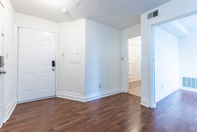 Building Photo - 608 Taylor Ave
